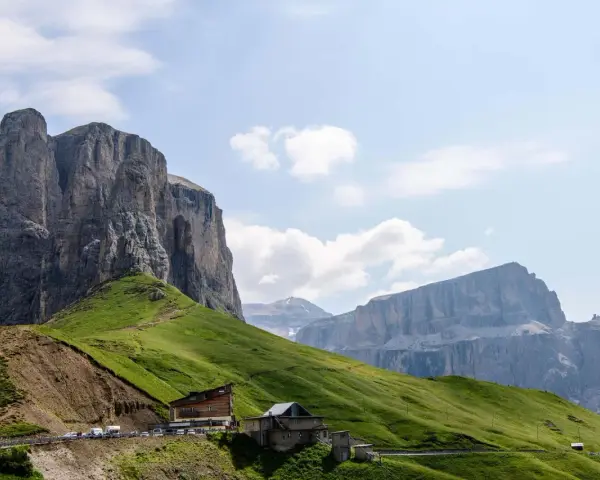 Panorami mozzafiato al Passo Sella: imponenti pareti rocciose, verdi pendii e rifugi alpini. Cosa vedere in questo paradiso dolomitico.