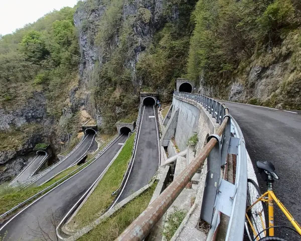 Strada tortuosa con gallerie scavate nella roccia, un vero spettacolo da vedere al Passo San Boldo.