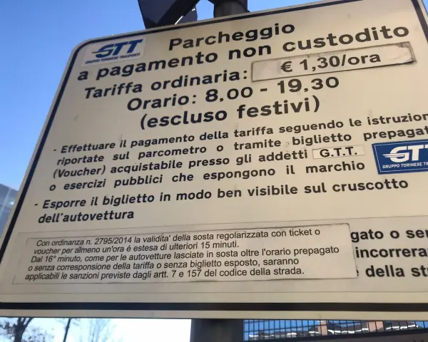 Segnale che indica che le strisce blu si pagano dalle 8:00 alle 19:30, esclusi i festivi. Tariffa €1,30/ora.