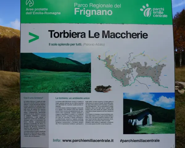 Cartello informativo sul Parco Regionale del Frignano, con foto di una torbiera e mappa. Il passo delle radici è un luogo da esplorare.