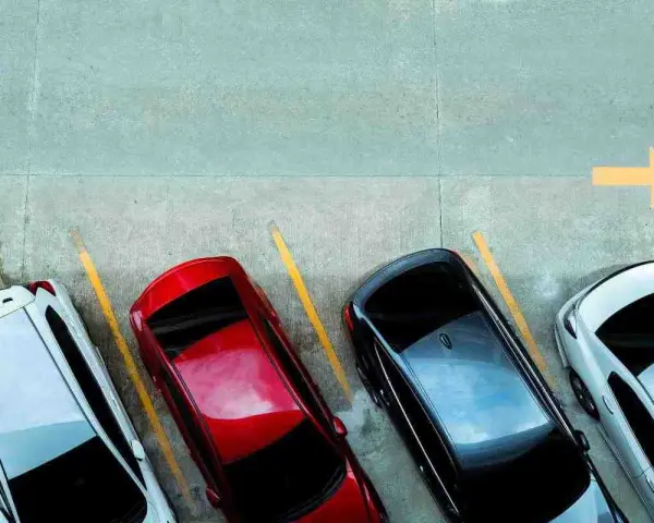 Quattro auto parcheggiate in parallelo, con freccia gialla che indica la direzione.