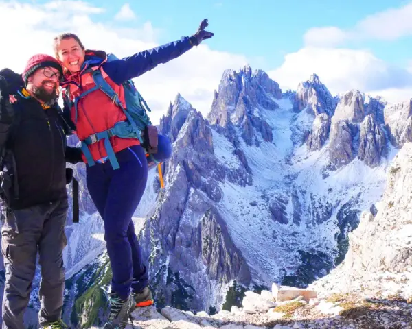 Coppia felice in cima, con i maestosi Cadini di Misurina sullo sfondo.