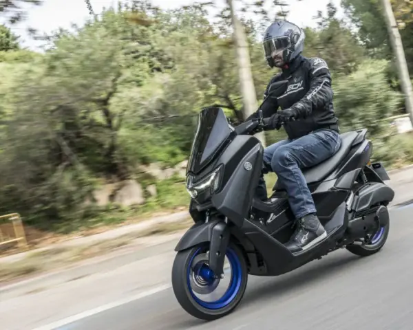 Un uomo in moto sfreccia sull'autostrada, godendosi la libertà. Da quando ha provato la 125 in autostrada, non ha più smesso di viaggiare.