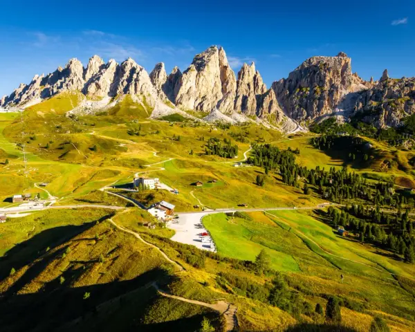 Panorami mozzafiato per un trekking 2 giorni Trentino. Sentieri serpeggianti tra prati verdi e imponenti vette dolomitiche.