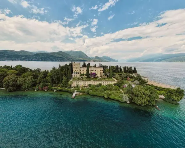 Villa Borghese sull'Isola del Garda, un gioiello sul lago. Controlla l'isola del Garda fahrplan per visitarla.