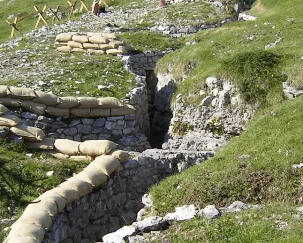 Trincee e sacchi di sabbia sul Monte Zebio ad Asiago, testimonianza della Grande Guerra.