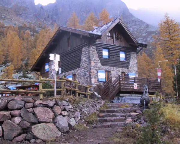 Rifugio Sette Selle, un'accogliente baita in pietra e legno circondata da larici dorati. Ecco come arrivare!