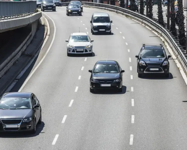 Traffico su autostrada con diverse auto in corsia. Ricorda che è sempre vietato effettuare la manovra di sorpasso a destra.