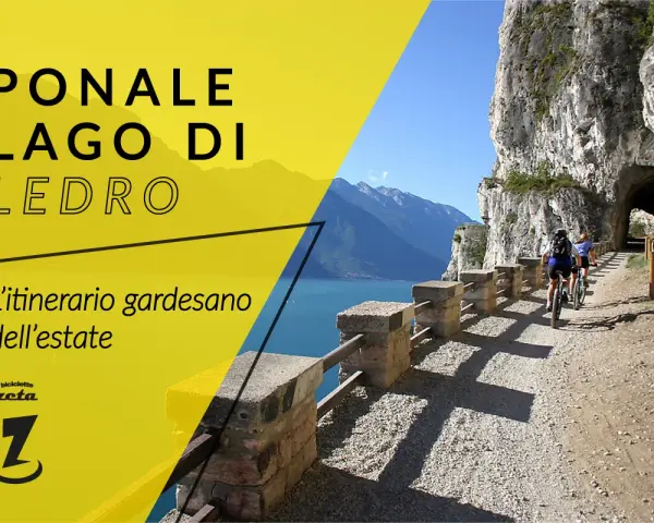 Ciclisti sul sentiero del Ponale, un giro ad anello panoramico sul lago di Ledro. L'itinerario gardesano dell'estate.