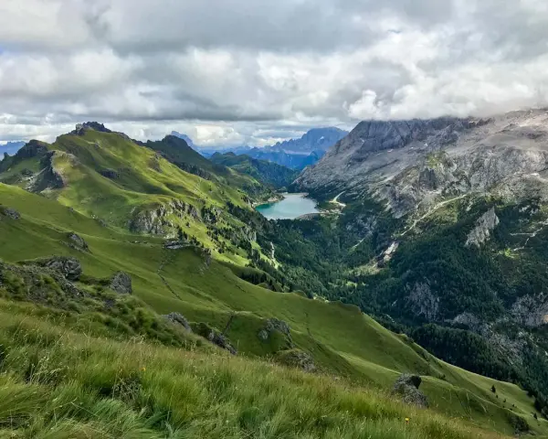 Panoramica mozzafiato delle Dolomiti con il lago Fedaia. Per capire come arrivare al rifugio Viel del Pan, immagina questo sentiero panoramico.