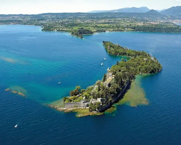 Le splendide isole del Lago di Garda, con ville storiche e vegetazione lussureggiante, emergono dalle acque turchesi.