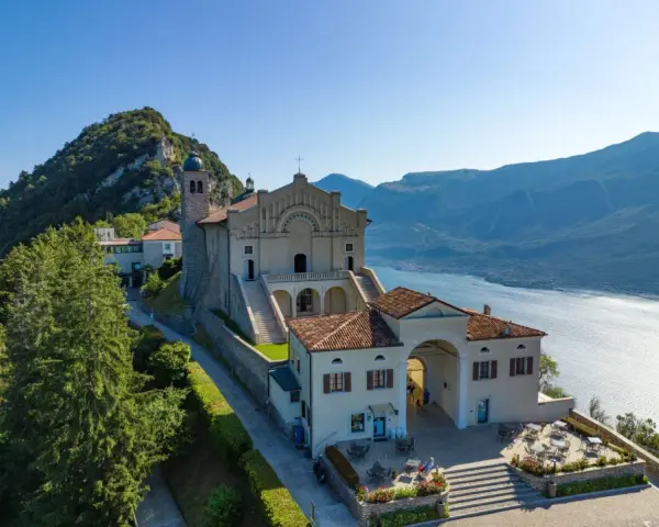 Santuario della Madonna della Corona, un luogo magico per chi cerca pace e panorami mozzafiato. Ecco come arrivare a Tignale sul Garda.