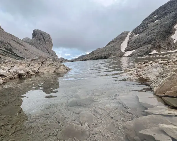 Lago di Antermoia: arrivarci in macchina è un'avventura. Montagne rocciose e un lago alpino cristallino.