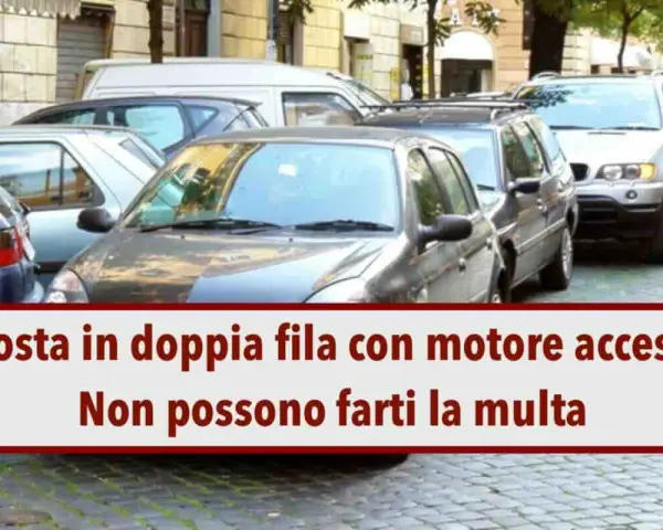Auto in seconda fila strada, motore acceso. Non ti multano se aspetti poco.