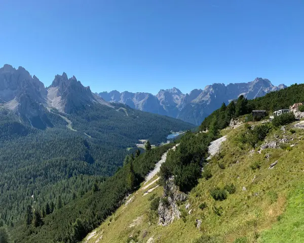 Sentiero panoramico da Misurina al Monte Piana a piedi, tra boschi e vette maestose.