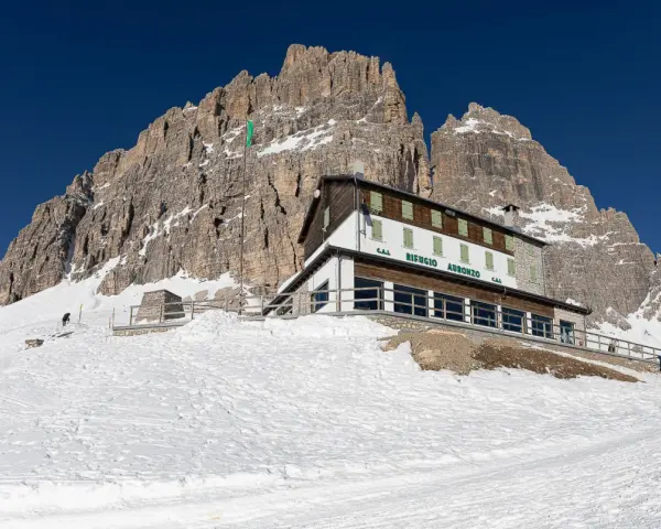 Rifugio Auronzo, un punto di riferimento per chi cerca come arrivare in questo scenario dolomitico innevato.