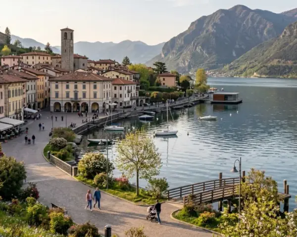 Pisogne: cosa vedere sul lago d'Iseo. Borgo con campanile, case colorate, lungolago con barche e montagne sullo sfondo.