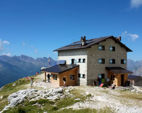 Rifugio Velo della Madonna, un'oasi tra le vette. Scopri come arrivare in questo luogo incantevole.