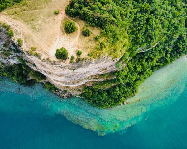 Vista aerea di Manerba del Garda: scogliere, vegetazione lussureggiante e acque cristalline del lago. Scopri cosa vedere in questo incantevole angolo del Garda.