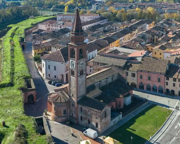 Pizzighettone cosa vedere: vista aerea del borgo con la chiesa e le antiche mura verdi.