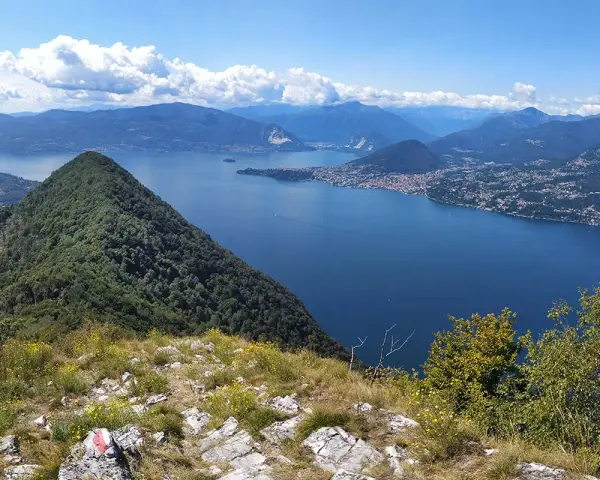 Vista panoramica dal Monte San Salvatore sui pizzoni di Laveno e il Lago Maggiore.