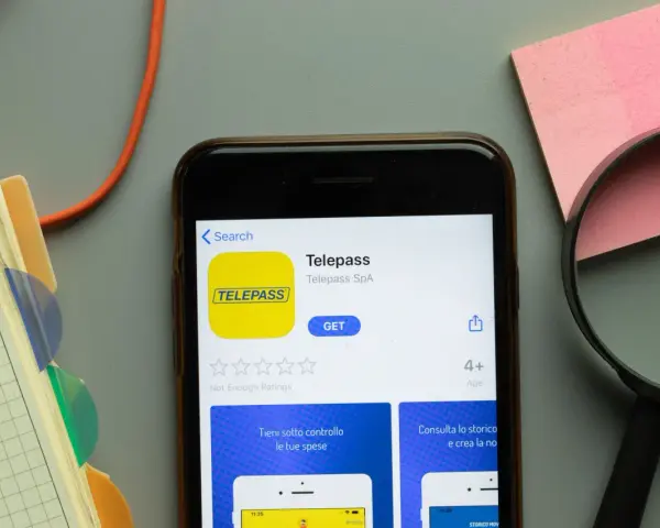 App Telepass sullo smartphone, pronta per essere scaricata. La targa è già in uso per gestire al meglio le tue spese in autostrada.