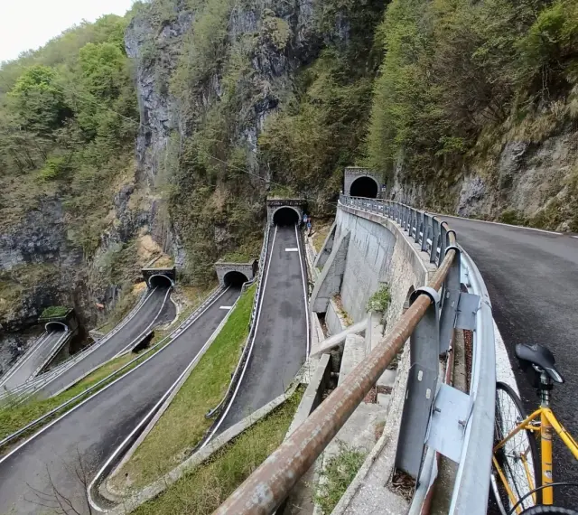 Strada tortuosa con gallerie scavate nella roccia, un vero spettacolo da vedere al Passo San Boldo.