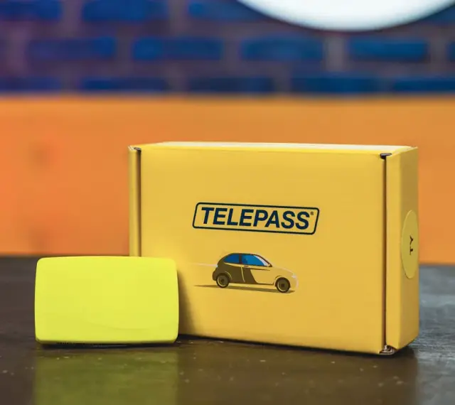 Il dispositivo Telepass e la sua confezione gialla, pronti per il tuo prossimo viaggio. Un comodo recesso telepass per viaggiare senza pensieri.