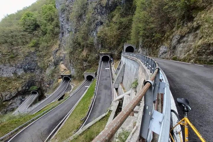 Strada tortuosa con gallerie scavate nella roccia, un vero spettacolo da vedere al Passo San Boldo.