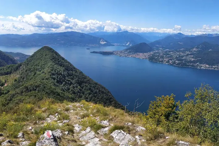 Vista panoramica dal Monte San Salvatore sui pizzoni di Laveno e il Lago Maggiore.