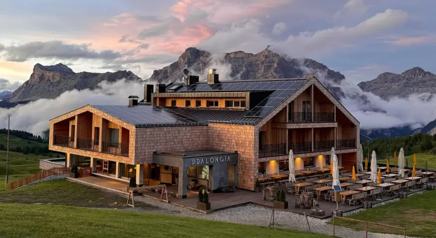 Rifugio Pradlongia, con pannelli solari e vista sulle montagne, è raggiungibile con un sentiero panoramico.