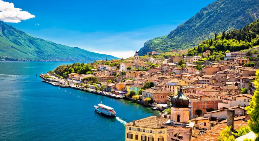 Vista panoramica di Limone sul Garda, con case colorate, lago blu e montagne verdi. Perfetto per scoprire cosa fare a Limone sul Garda.