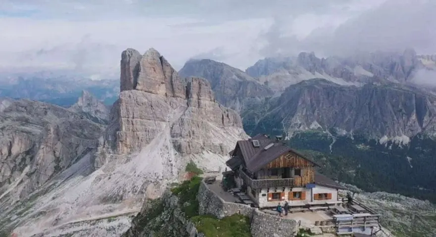 Rifugio alpino incastonato tra le vette maestose delle Dolomiti Bellunesi, un'oasi di pace e avventura.