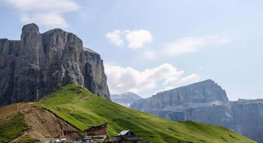 Panorami mozzafiato al Passo Sella: imponenti pareti rocciose, verdi pendii e rifugi alpini. Cosa vedere in questo paradiso dolomitico.