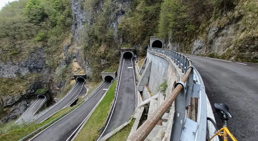 Strada tortuosa con gallerie scavate nella roccia, un vero spettacolo da vedere al Passo San Boldo.