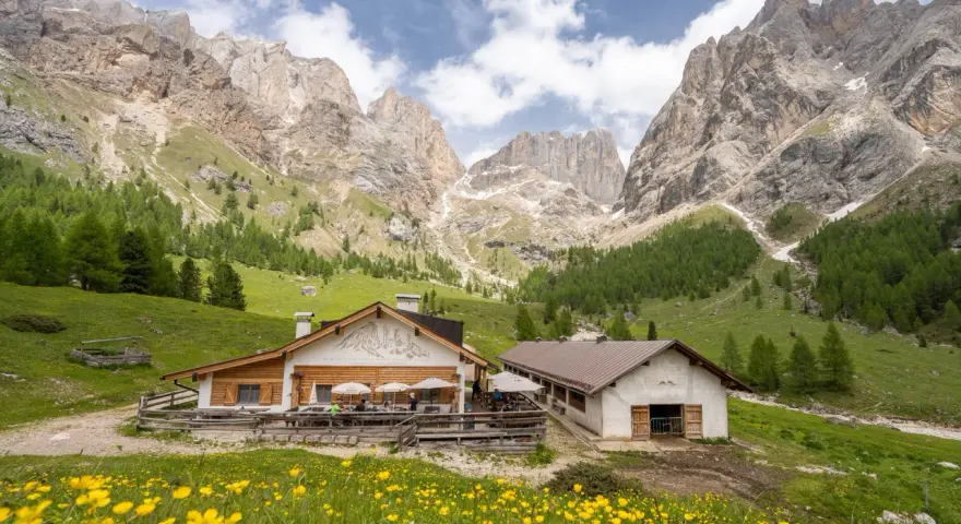 Malga Contrin, un rifugio alpino incastonato tra le maestose Dolomiti, raggiungibile con sentieri panoramici.