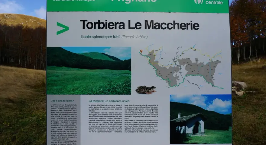 Cartello informativo sul Parco Regionale del Frignano, con foto di una torbiera e mappa. Il passo delle radici è un luogo da esplorare.