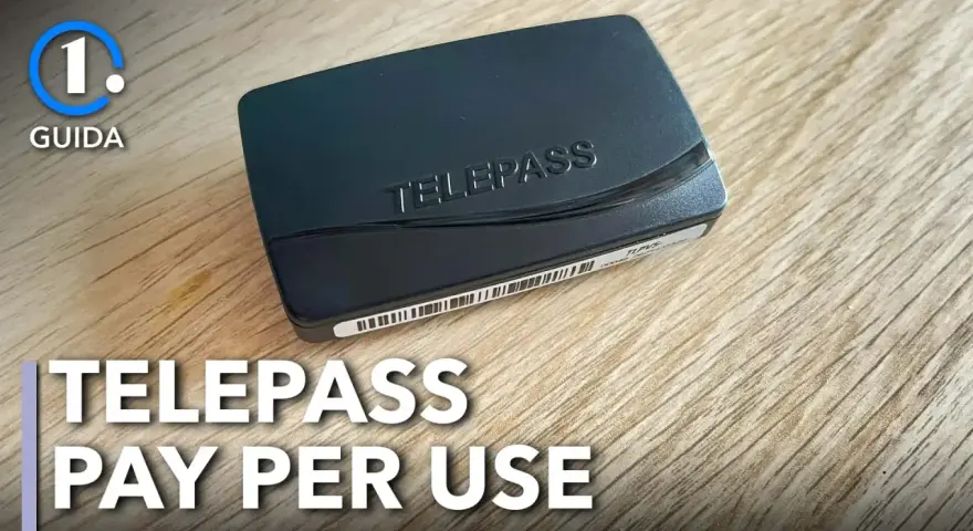 Dispositivo Telepass Pay per Use su superficie in legno. La guida n. 1 mostra come funziona.