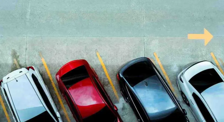 Quattro auto parcheggiate in parallelo, con freccia gialla che indica la direzione.