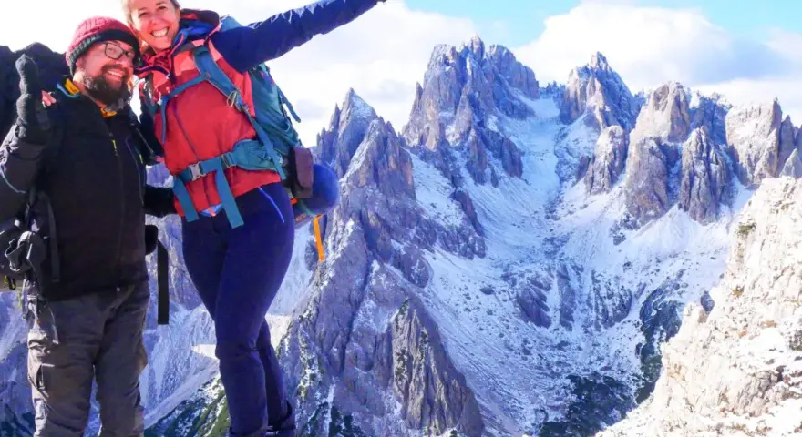 Coppia felice in cima, con i maestosi Cadini di Misurina sullo sfondo.