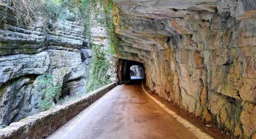 Strada panoramica scavata nella roccia, un percorso suggestivo per scoprire come arrivare a Tremosine.