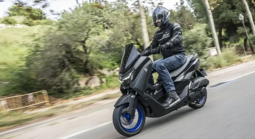 Un uomo in moto sfreccia sull'autostrada, godendosi la libertà. Da quando ha provato la 125 in autostrada, non ha più smesso di viaggiare.