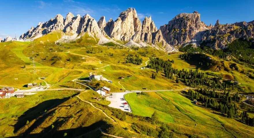 Panorami mozzafiato per un trekking 2 giorni Trentino. Sentieri serpeggianti tra prati verdi e imponenti vette dolomitiche.