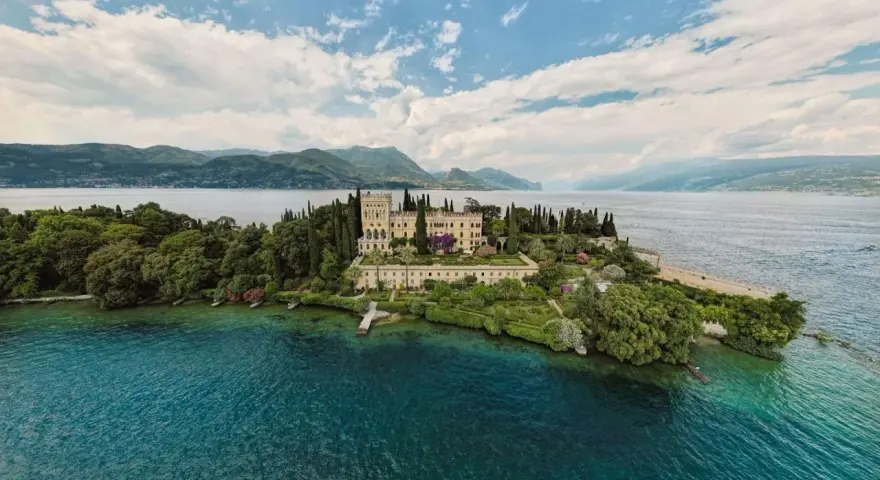 Villa Borghese sull'Isola del Garda, un gioiello sul lago. Controlla l'isola del Garda fahrplan per visitarla.