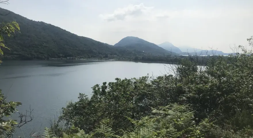 Panoramica del sentiero azzurro Mergozzo con lago e montagne verdi.