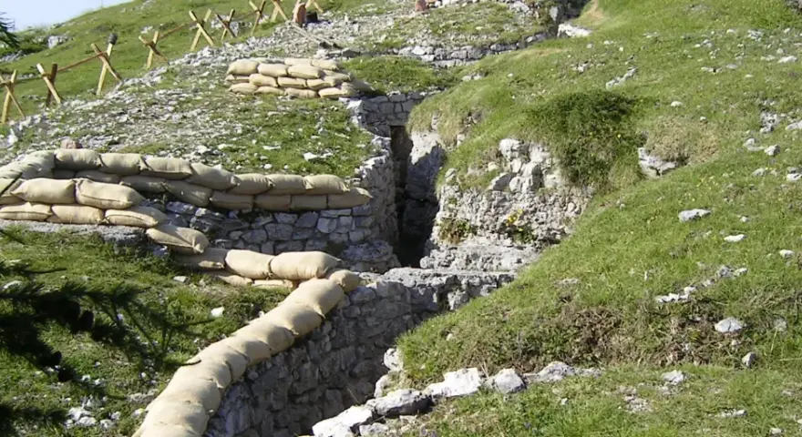 Trincee e sacchi di sabbia sul Monte Zebio ad Asiago, testimonianza della Grande Guerra.