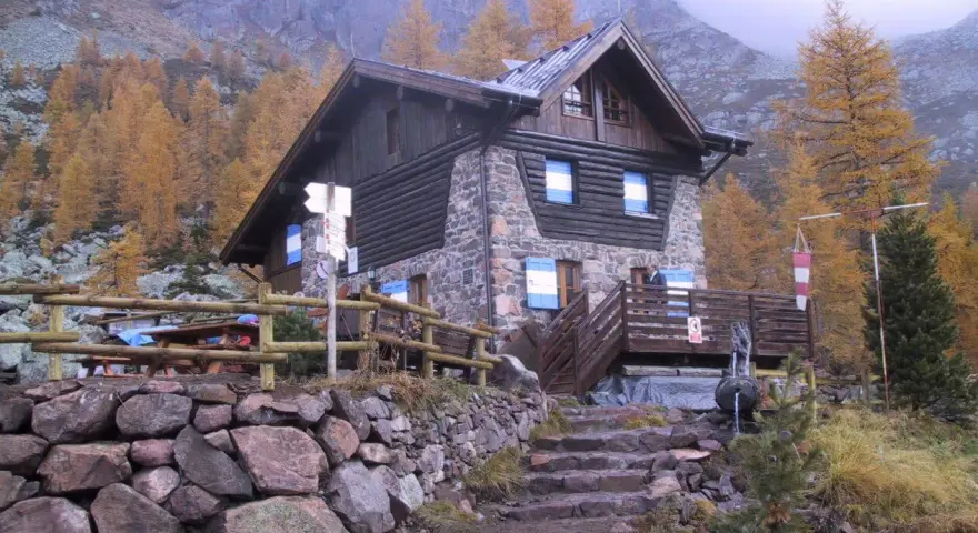 Rifugio Sette Selle, un'accogliente baita in pietra e legno circondata da larici dorati. Ecco come arrivare!