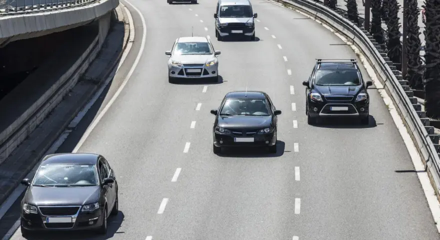 Traffico su autostrada con diverse auto in corsia. Ricorda che è sempre vietato effettuare la manovra di sorpasso a destra.