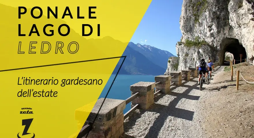 Ciclisti sul sentiero del Ponale, un giro ad anello panoramico sul lago di Ledro. L'itinerario gardesano dell'estate.