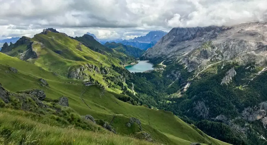 Panoramica mozzafiato delle Dolomiti con il lago Fedaia. Per capire come arrivare al rifugio Viel del Pan, immagina questo sentiero panoramico.